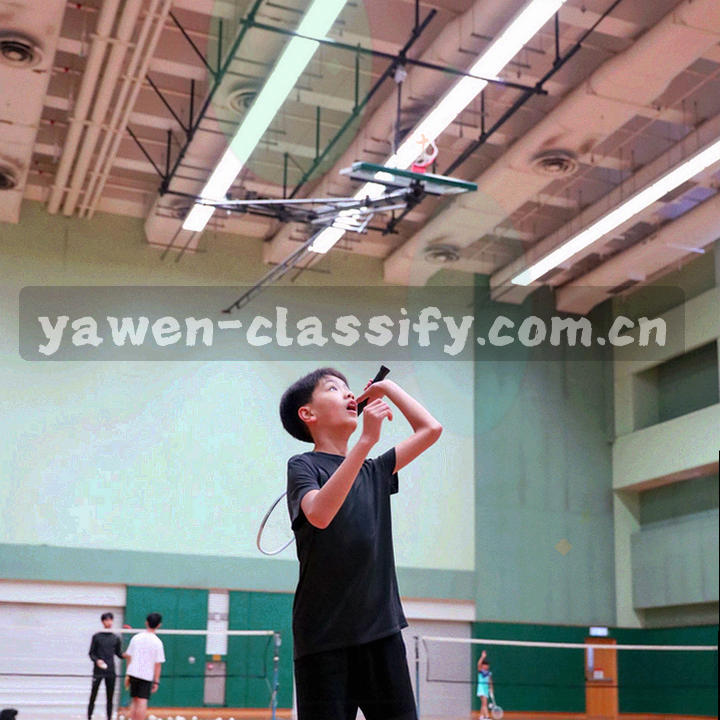 俯拍整理桌面，纸质资料、标签条与标注笔按六个方向分区排列整齐